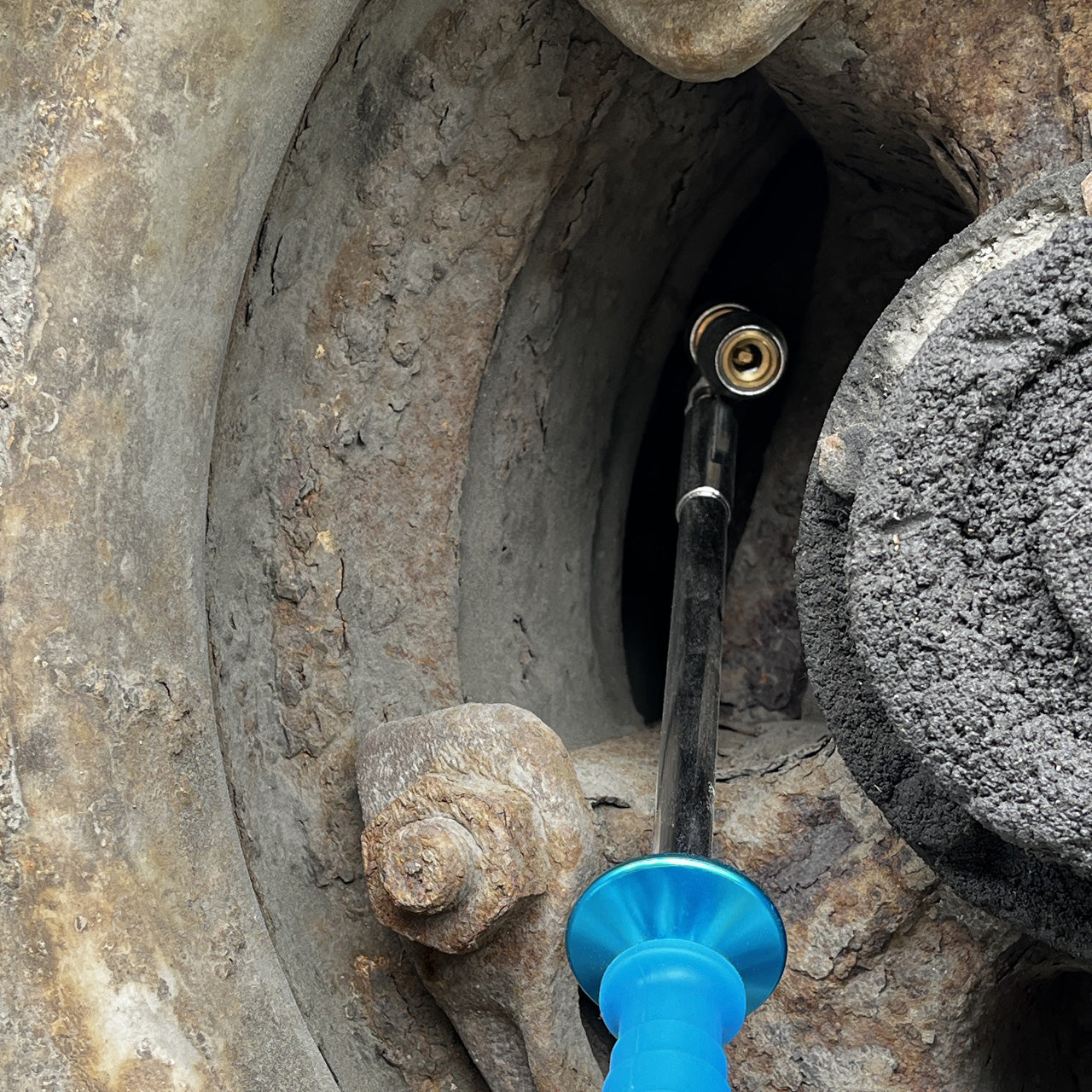 LockNFlate® New Zealand Angled Locking Dual Wheel Air Chuck real image in working settings