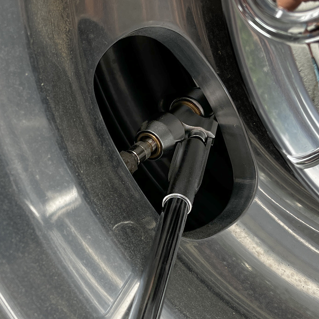 LockNFlate® New Zealand Angled Locking Dual Wheel Air Chuck is used in the tyre inflation.