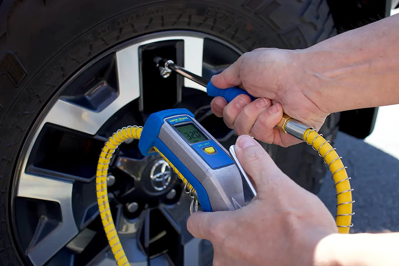 LockNFlate PRO L309 Digital Tyre Inflator Gauge with Dual Head Air Chuck working to inflate car tyres. Demonstration real image.


